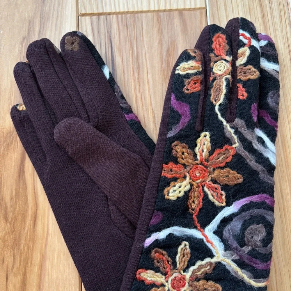 NEW Coco & Carmen Boho Floral Embroidered Touch Screen Compatible Gloves